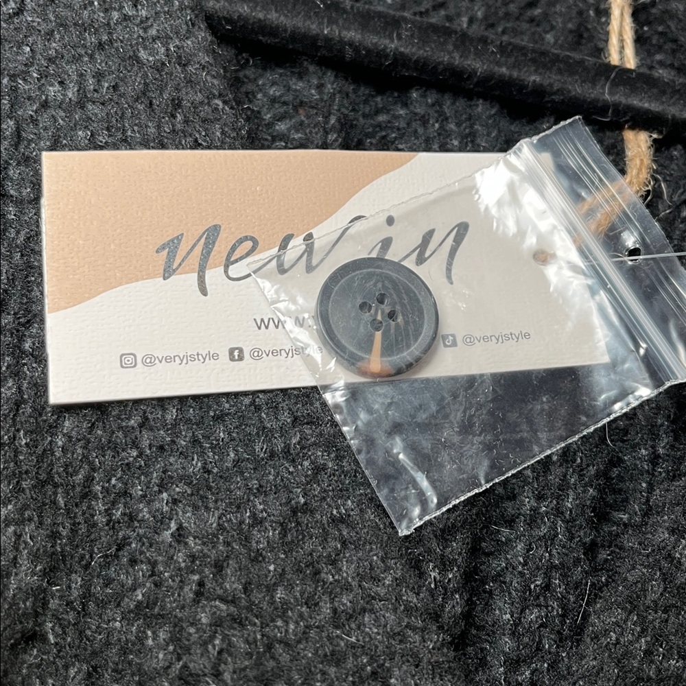 NWT NEW IN M Beautiful Colorful Flowers on a Black Cable Knit Cardigan. - Picture 5 of 5